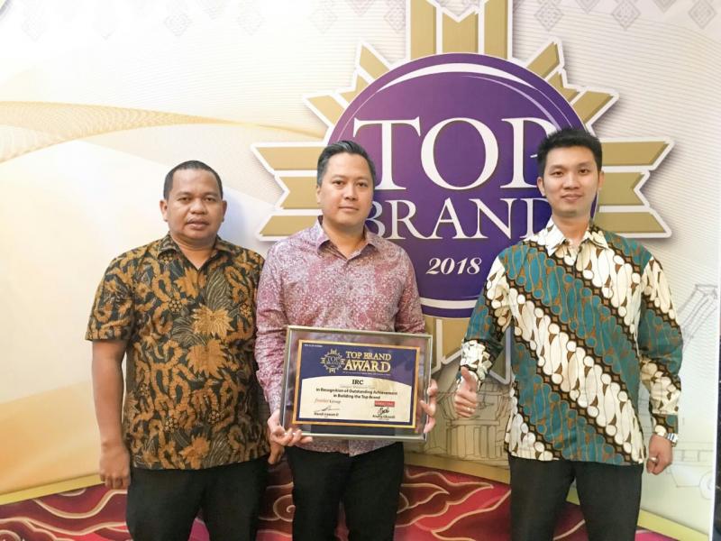 Leonard Gozali (tengah) terima penghargaan TOP Brand Award 2018 untuk produk IRC