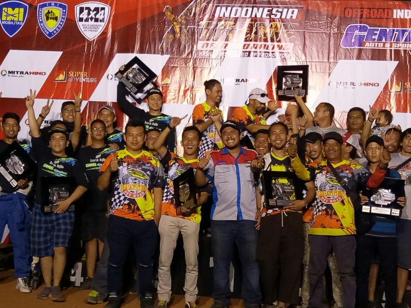 Banten Offroad Bank BJB juara tim, diikuti BMB Motorsport Bank BJB dan Banteng Jagonya Ayam Motorsport. (foto : budsan)