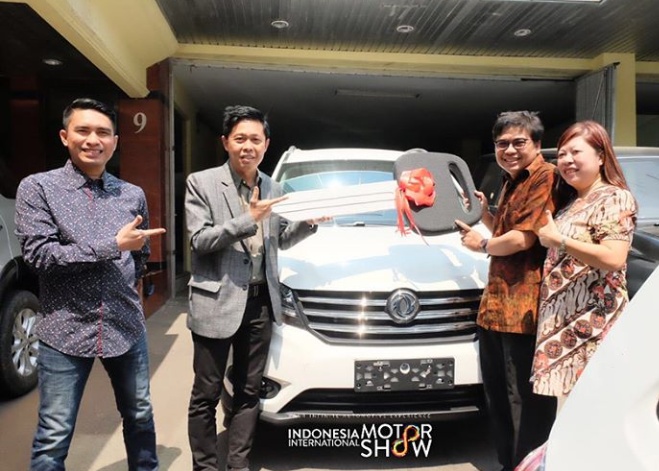 Hadiah utama mobil SUV DFSK Glory 580 resmi diserahkan manajemen Dyandra Promosindo kepada pemenangnya. (foto: Dyandra) 