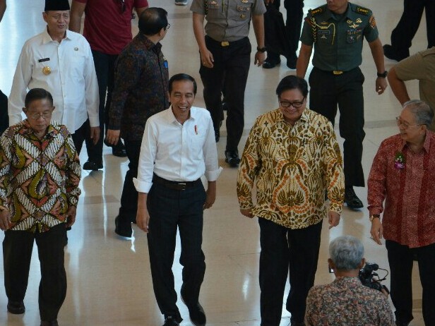 Presiden Jokowi didampingi Menko Perekonomian dan Menteri Perindustrian di GIIAS. (foto : bayu)