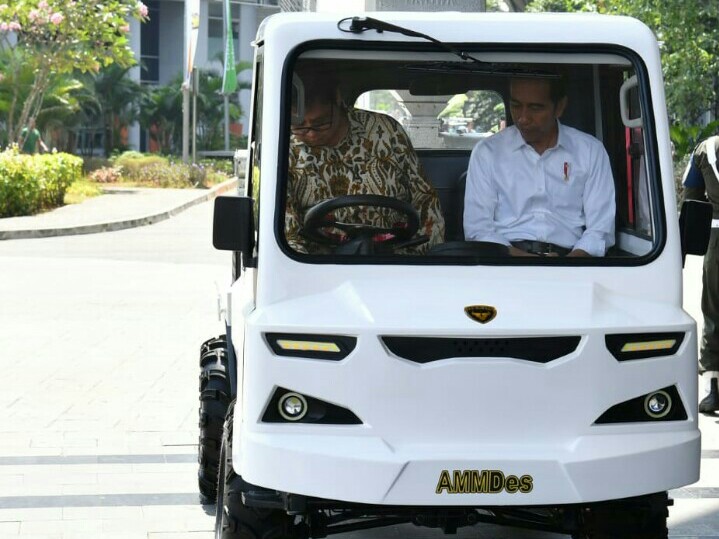 Presiden Jokowi disopiri Menperin Airlangga Hartarto naik AMMDes di GIIAS 2018. (foto : ist)