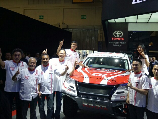 Fransiscus Soerjopranoto bersama skuad Toyota Team Indonesia. (foto : budsan)