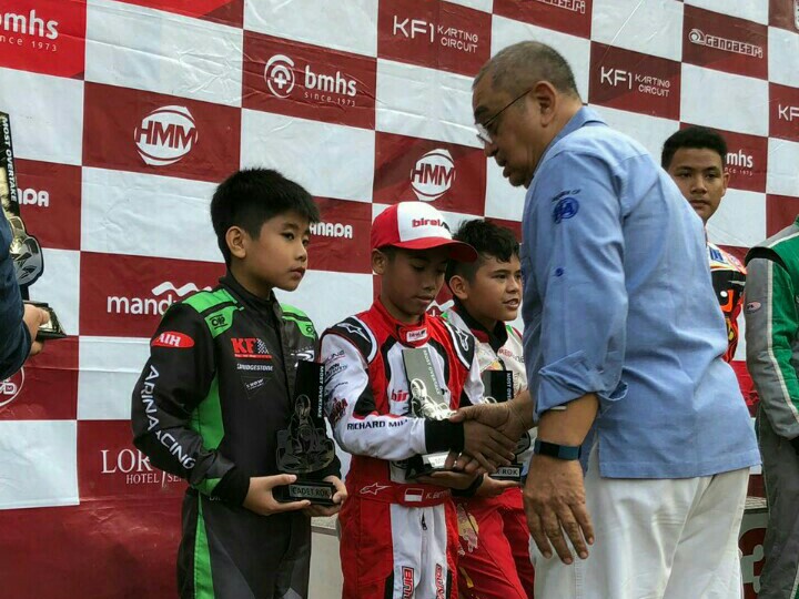 Kemas Bintang menerima trofi the most overtaking dari pengawas lomba, Rulianto Katam. (foto : BS)