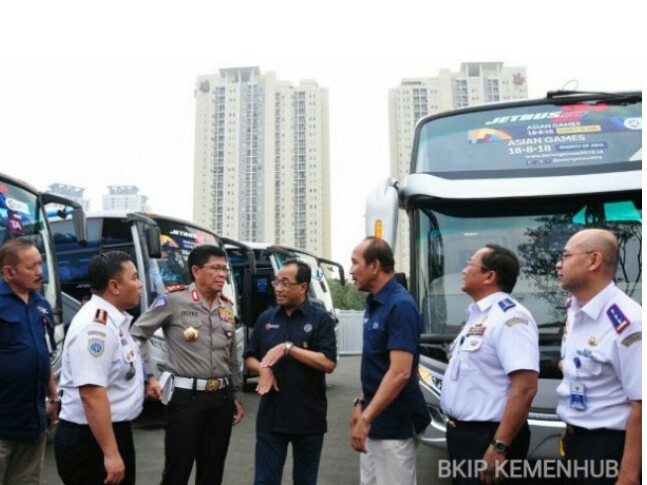 Menhub Budi Karya Sumadi saat simulasi operasional bus Asian Games 2018. (foto : ist)