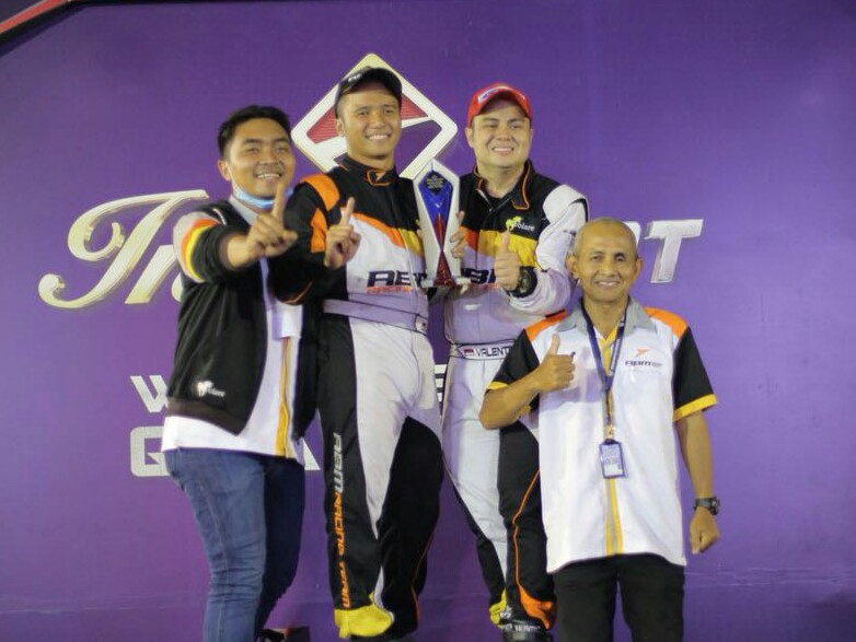 Amandio dan Valentino di atas podium bersama Yudi dan Eko ofisial ABM Motorsport. (foto : ABM) 