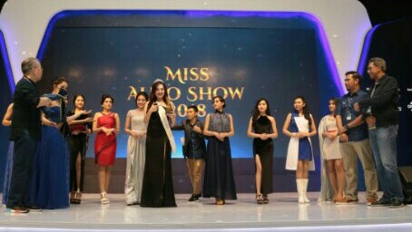 Miss GIIAS 2018 disandang Vivian Wijaya dari booth Lexus. (foto : ist)