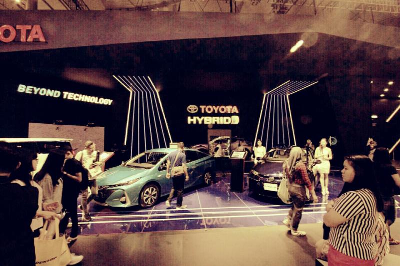 Booth Toyota tampilkan mobil konsep hybrid dan teknologi masa depan. (foto : ist) 