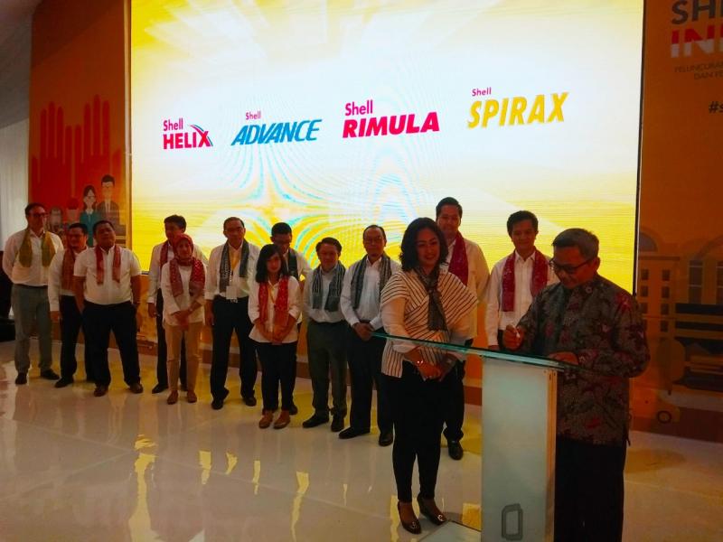 Dirjen Kemenperin, Achmad Sigit Dwiwahjono (kanan) berharap Shell Indonesia tingkatkan produksi dalam negeri. (foto: anto) 