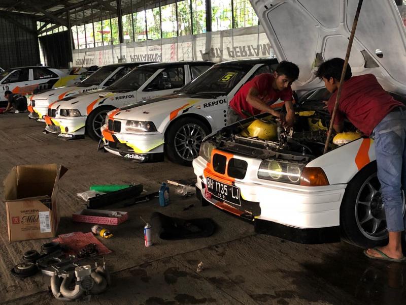 Persiapan akhir mobil ABM Racing Team di hanggar komplek sirkuit Sentul. (foto : ist) 