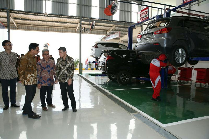 Kyoya Kondo dan Irwan Kuncoro dari MMKSI mengamati fasilitas baru diler Mitsubishi di Tuban. (foto : Ist)