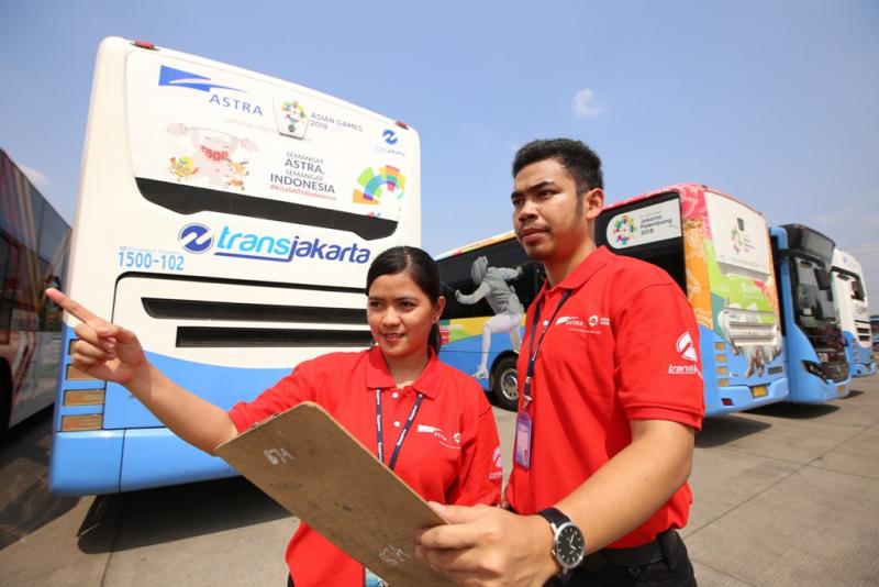 Petugas tengah melakukan pengecekan terkait hiasan pada bus Transjakarta. (foto : ist)