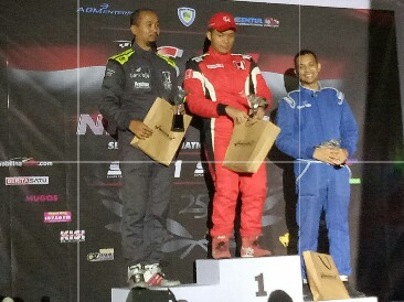 Rio SB (tengah) sebagai juara 1, Fitra Eri dan Avan Abdullah di podium ITCC 1500. (foto : budsan)