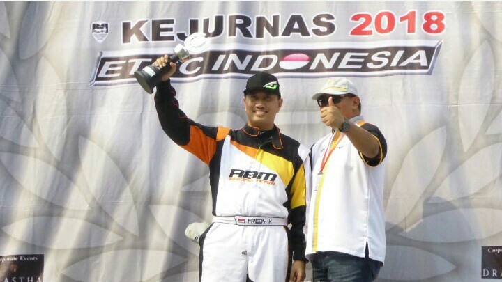 Fredy Koesumo di podium juara 1 bersama Ariyanto, manajer tim ABM Motorsport. (foto : BS) 
