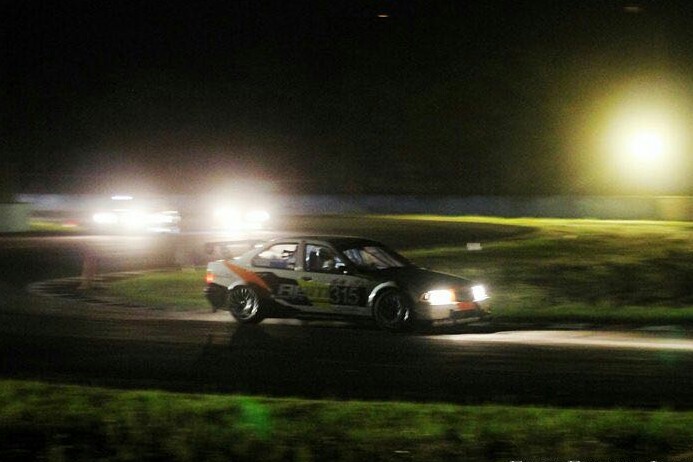Sesuai regulasi FIA, gelap atau terang benderang. Night Race ISSOM ambil jalan tengah. (foto : endy)