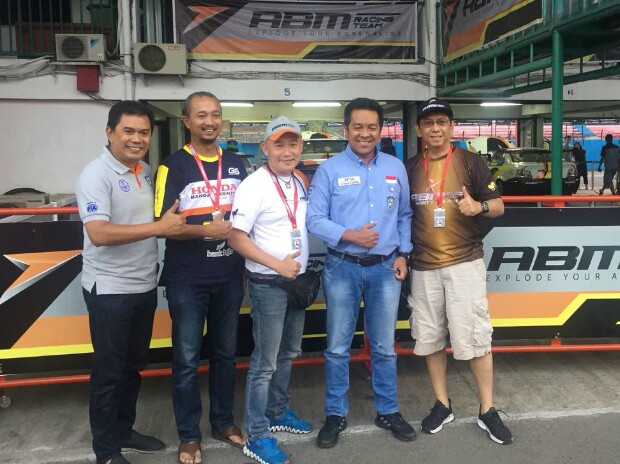 H. Fachrul Sarman (kedua dari kanan) bersama Paul Montolalu, Jimmy Lukita, Fitra Eri dan Fredi Rostiawan. (foto : BS)