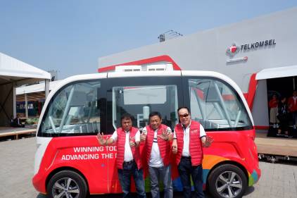 Manajemen Telkomsel bersama mobil otonom Navya di Asian Games 2018. (foto: Telkomsel) 