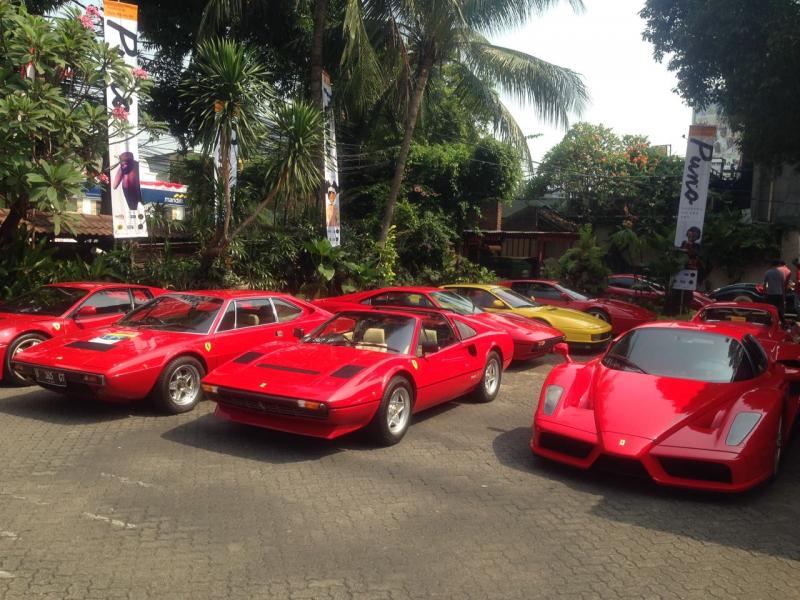 Belasan Ferrari klasik mejeng di Kemang, Jakarta Selatan, Sabtu (25/8) pagi
