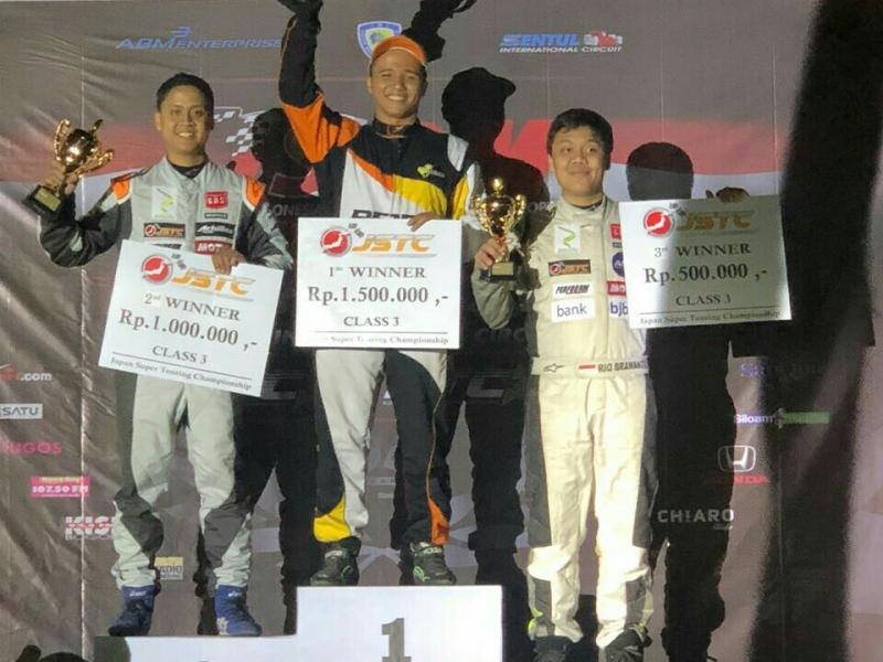 Adwitya Amandio di podium utama kelas Japan Super Touring Championship. (foto : budsan)