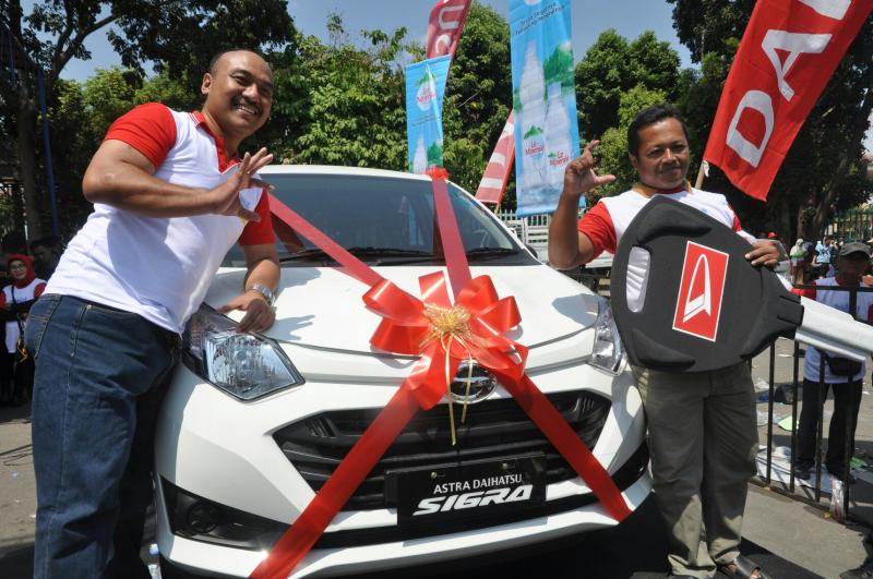 Grand prize Daihatsu Sigra di jalan sehat Yogyakarta. (foto : Ist)