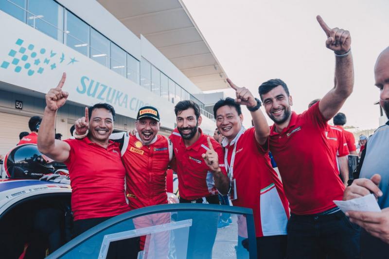 Arie Christopher bersama Tim Ferrari Indonesia berselebrasi di Sirkuit Suzuka, Jepang