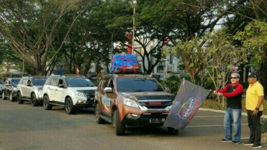 Komunitas otomotif anggota IMI DKI dilepas Sekum Dodi Irawan ke Lombok. (foto : BS)
