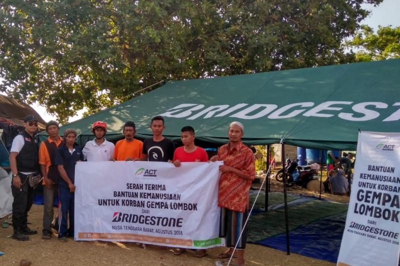 Bridgestone Indonesia memberikan bantuan untuk korban gempa Lombok melalui PMI dan ACT. (foto: ist) 