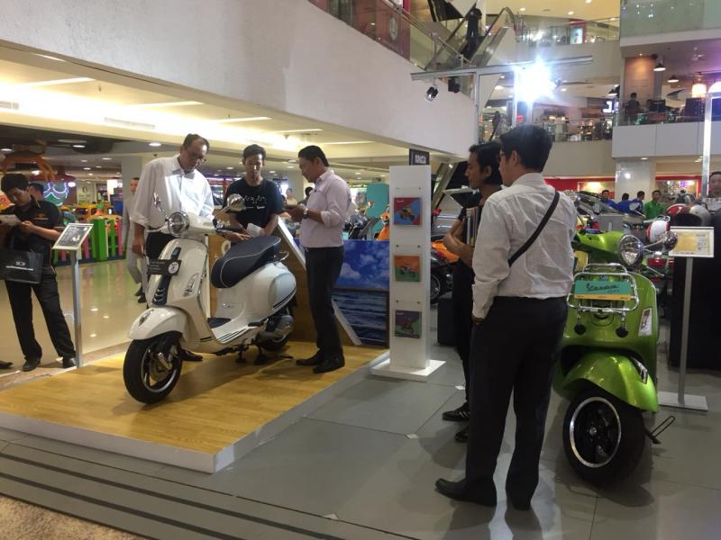 PT Piaggio Indonesia menyapa para pecinta Vespa di Surabaya melalui kegiatan Mall to Mall Exhibition di Surabaya