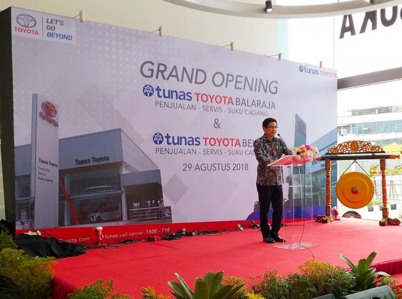 Henry Tanoto meresmikan sekaligus dua diler baru Toyota di Tangerang dan Bekasi. (foto: Alvin) 