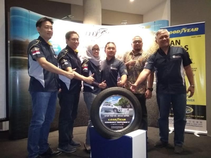 Manajemen Goodyear Indonesia secara resmi meluncurkan ban baru Assurance TripleMax 2 berteknologi HydroTred. (foto: anto) 