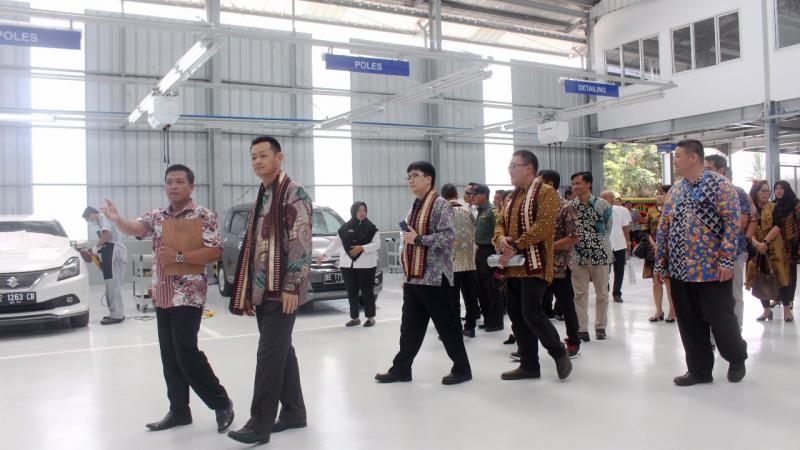 Manajemen PT Suzuki Indomobil Sales meninjau fasilitas lengkap diler baru di Lampung. (foto: ist) 