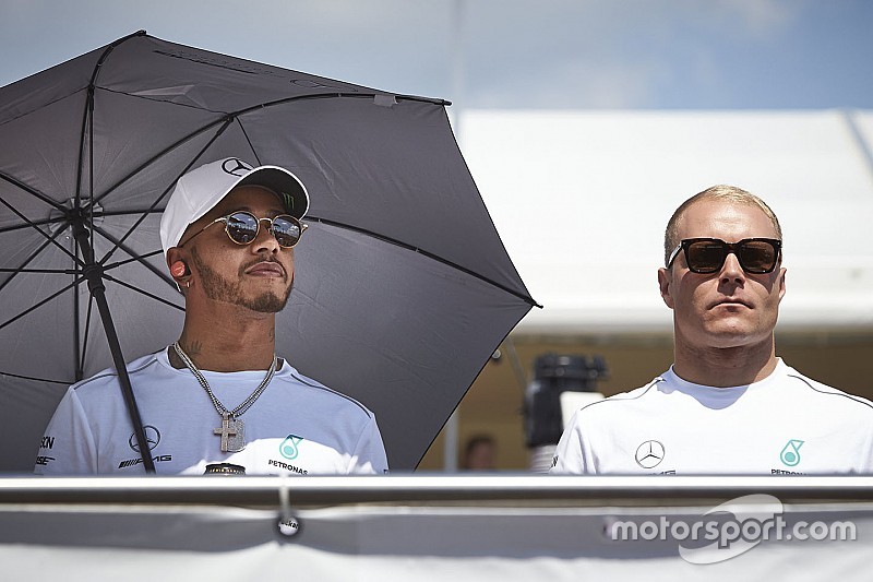 Bottas (kanan) siap patuhi team order demi Hamilton (foto: motorsport)