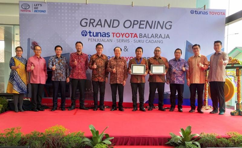 Manajemen PT Toyota Astra Motor bersama Tunas Toyota meresmikan diler baru di Tangerang dan Bekasi. (foto: Alvin) 