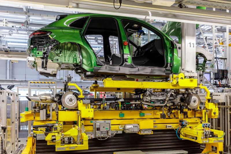 Model Terbaru Compact SUV Porsche yang Paling Laris di China Mulai Genjot Produksi