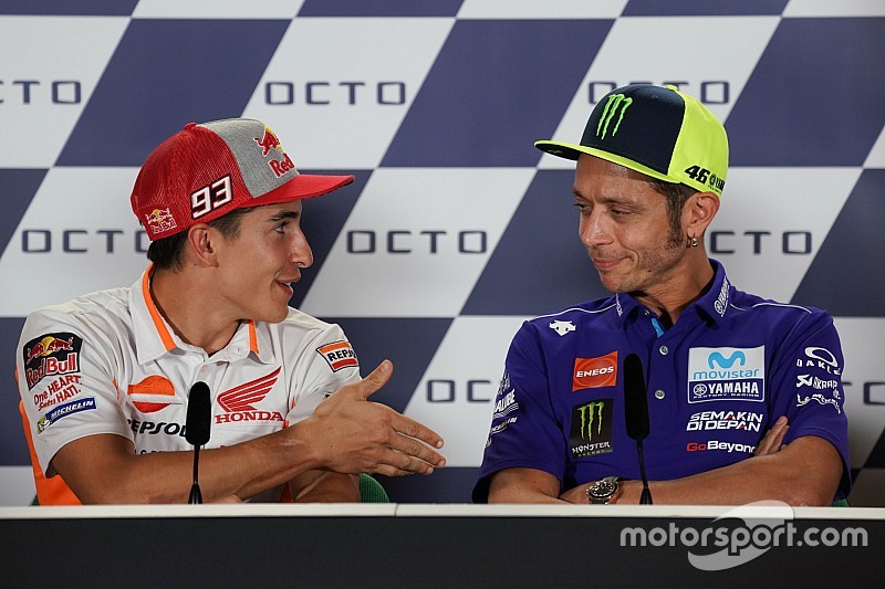 Rossi (kanan) tolak berjabat tangan dengan Marc Marquez (foto: motorsport)