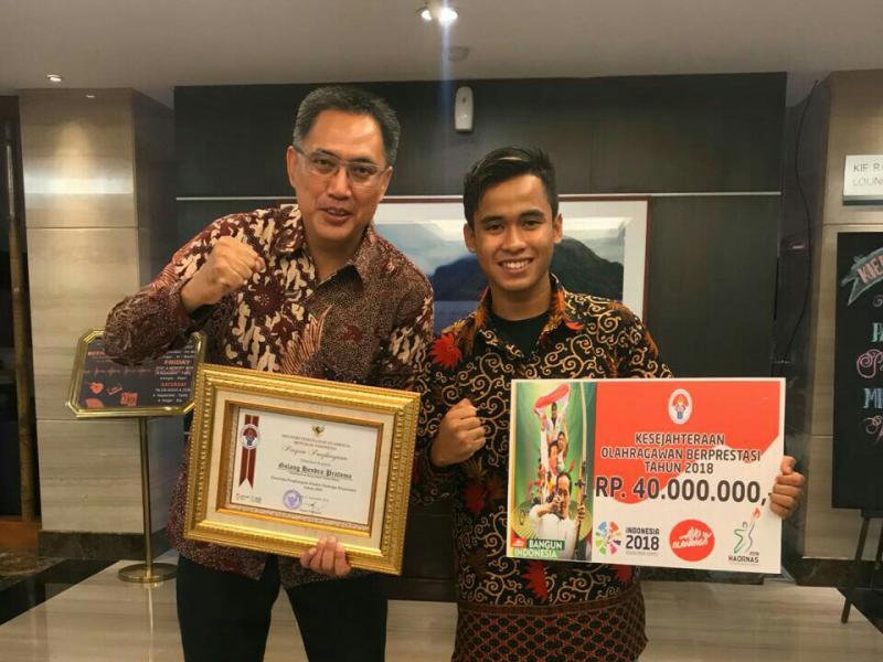Galang Hendra dan M Abidin, terima penghargaan pada Haornas 2018 di Ternate. (foto : ist)