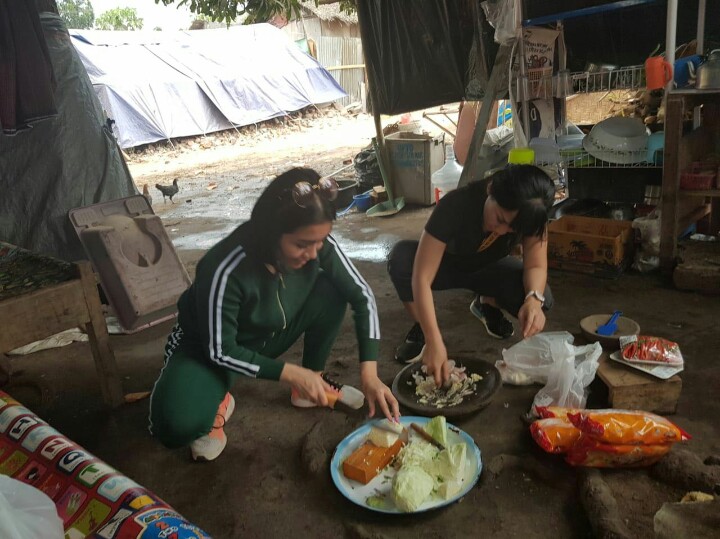 Riri 1000 Guru tak hanya melakukan proses belajar mengajar, tapi juga membantu menyiapkan makanan di camp pengungsian. (foto : IMI DKI)
