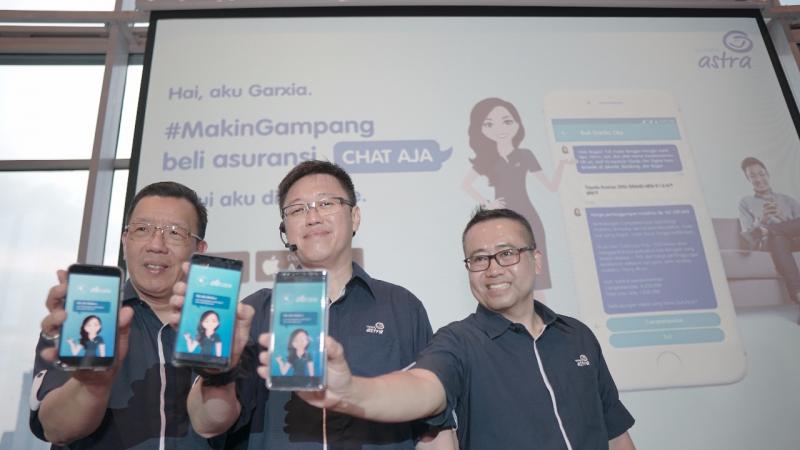 Rudy Chen (tengah), fitur Chat Bot GARXIA semakin memudahkan beli asuransi. (foto: anto) 