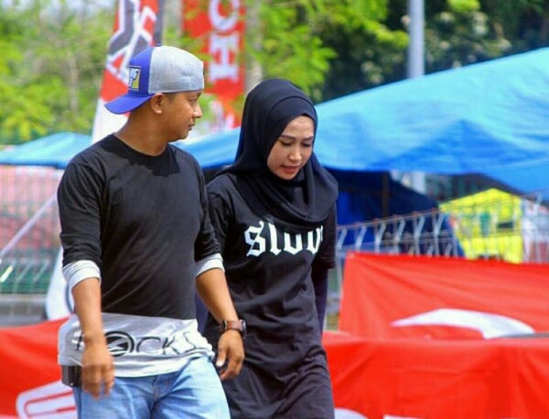Inilah pasangan suami istri jadi promotor balap di Kampar Riau. (foto : ende).