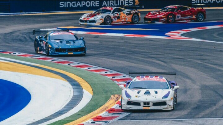 Renaldi Hutasoit tampil terbaik pada seri Ferrari Challenge di Singapura. (foto : ist)