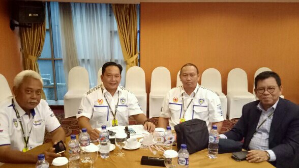 Riyanto bersama pengurus IMI DKI yang dikomandani langsung oleh Anondo Eko. (foto : budsan)
