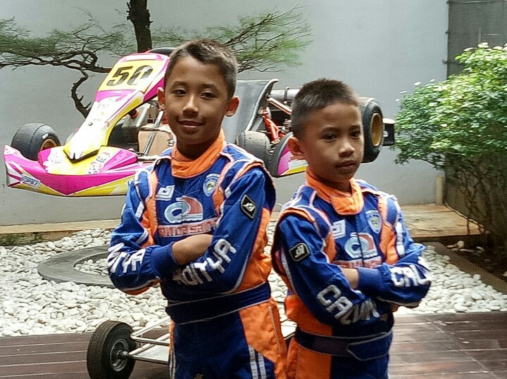 Aditya Wibowo dan Calvin Wibowo, dua juara nasional gokart siap berlaga di Malaysia. (foto : budsan)