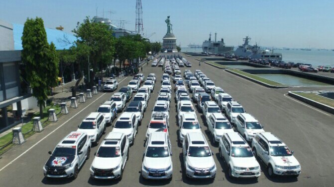 Deretan mobil Mitsubishi Pajero lakukan Kopdarnas di Surabaya. (foto : ist)