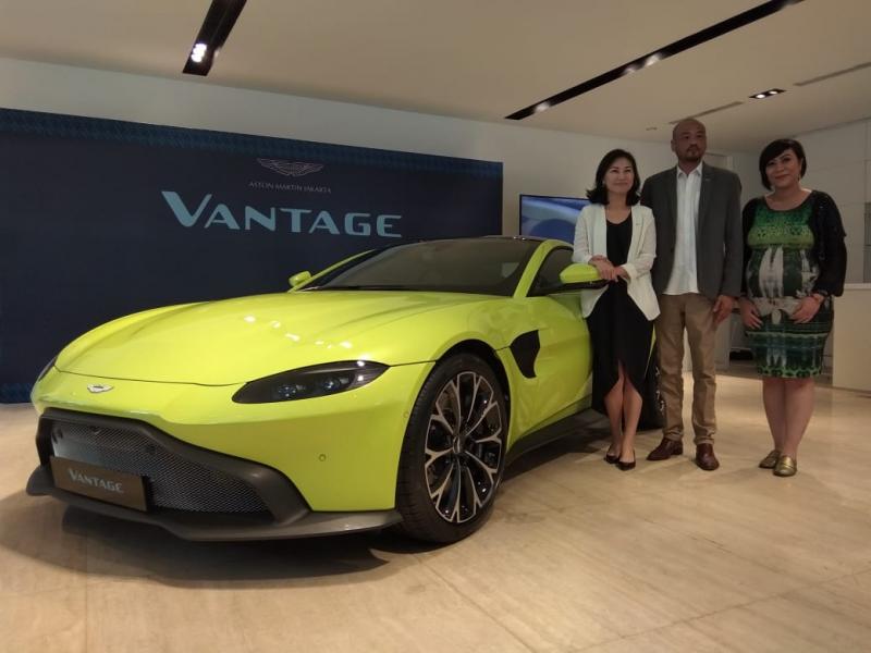 Aston Martin Jakarta berikan garansi jadi lima tahun untuk model baru, pemilik tinggal isi bensin dan gantu ban. (foto: Anto) 
