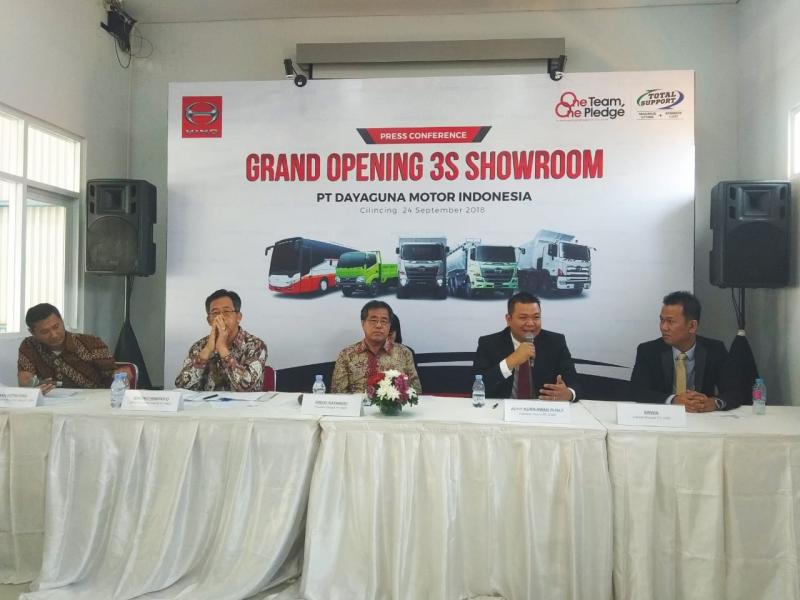PT Hino Motors Sales Indonesia meresmikan showroom Hino 3S milik PT Dayaguna Motor Indonesia di Cilincing, Jakarta Utara. (foto: anto) 