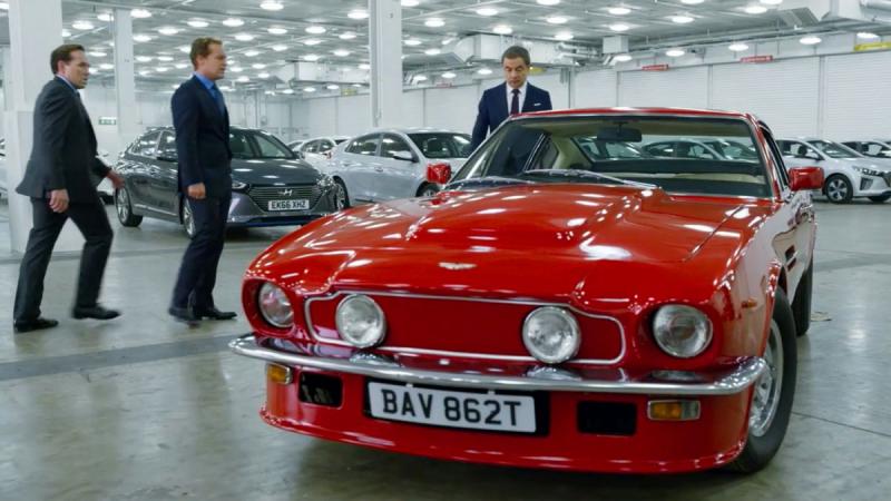 Alih-alih tawaran mobil Hybrid terkini, Johnny English lebih pilih Aston Martin tua. (foto: carempire) 
