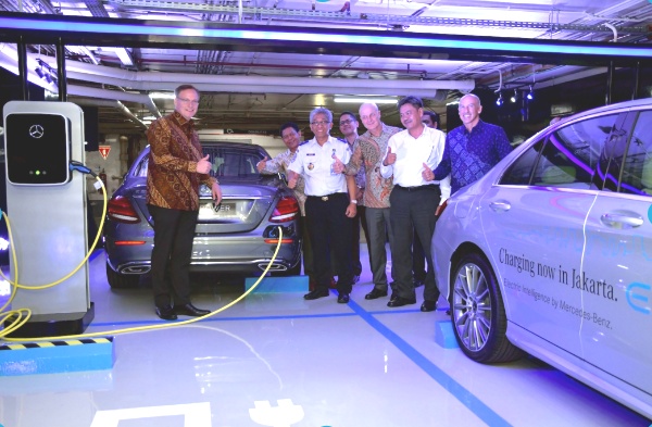 Mercedes-Benz menyiapkan EQ Power Charging pertama di Indonesia untuk kebutuhan daya listrik kendaraan Mercedes-Benz di masa depan. (foto: MBDI) 