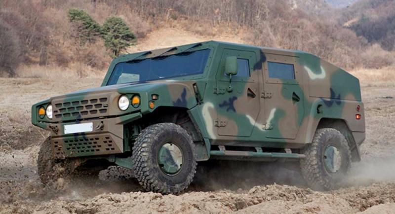 Kendaraan militer serbaguna mirip Humvee juga dimiliki sejumlah produsen otomotif. (foto: carscoop)