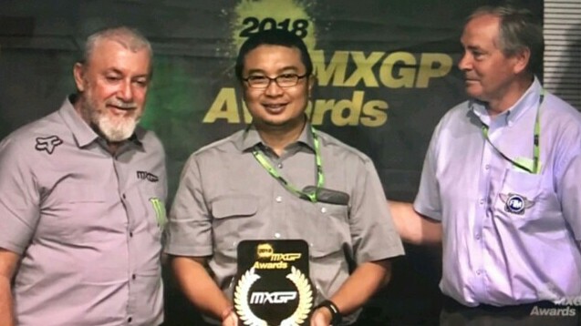 Sadikin Aksa (tengah) saat menerima penghargaan pada MXGP 2018. (foto : ist)