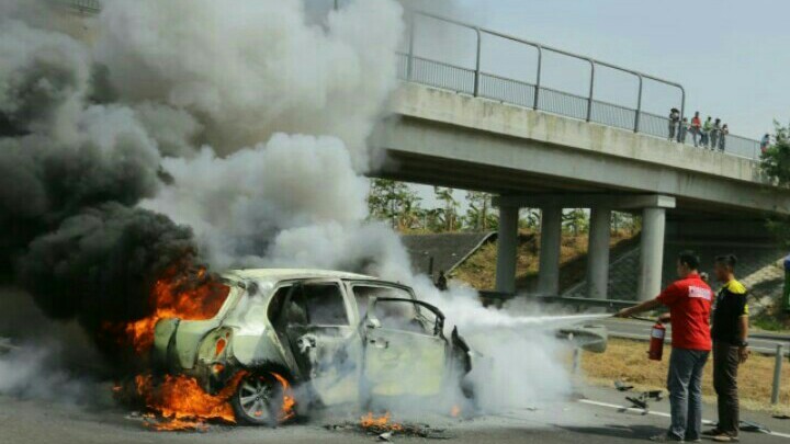 Mobil sedan terbakar di jalan tol Cipali. (foto : tribunnews bogor)