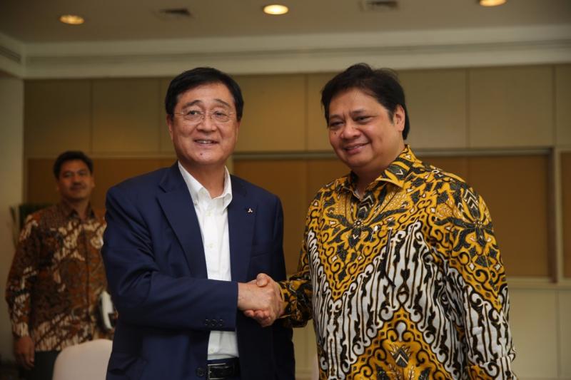 Osamu Masuko, CEO Mitsubishi Motors Corporation bersama Airlangga Hartarto,  Menteri Perindustrian Republik Indonesia sepakat meningkatkan kapasitas produksi di Indonesia. (foto: MMKSI)